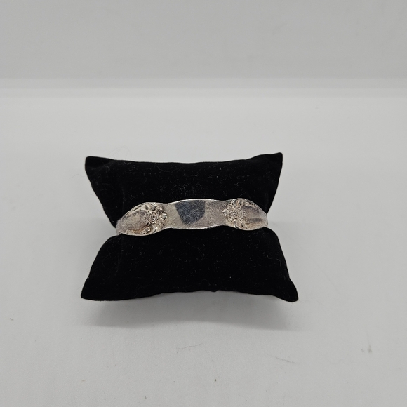 Oneida cuff bracelet silver tone - Picture 1 of 4